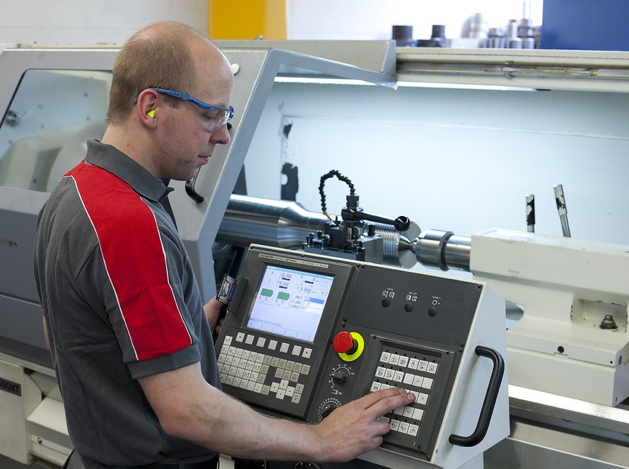 cnc_operator_890x664_crop