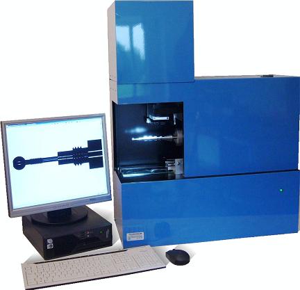 neues-optisches-praezisionsmesssystem 3D-Scanner mit Computer zeigt gescanntes Objekt auf Monitor, blaue Maschine im Laborumfeld.