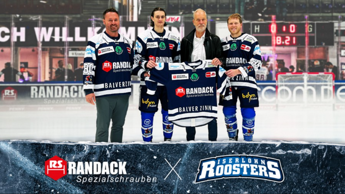 Iserlohn Roosters präsentieren das neue Trikot mit Sponsoren Randack und Balver Zinn auf dem Eis.