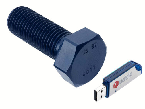 sonderschrauben-spezialschrauben-03-warmformteile-schmiedeteile-04 Große blaue Sechskantschraube neben einem kleinen USB-Stick auf weißem Hintergrund, Größenvergleich.