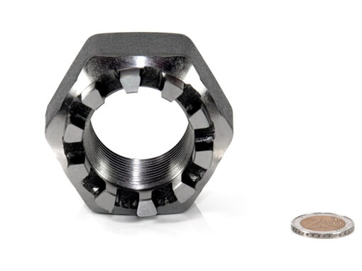 sonderschrauben-spezialschrauben-06-warmformteile-schmiedeteile-07 Metallmuttern-Kontraktionsring neben einer 2-Euro-Münze zur Größendarstellung, isoliert auf weißem Hintergrund.
