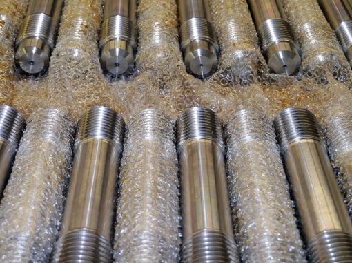 sonderschrauben-spezialschrauben-12-schraubenbolzen-04 Metallstäbe in Luftpolsterfolie verpackt, bereit für den Versand. Hochwertige Verarbeitung und Schutz.
