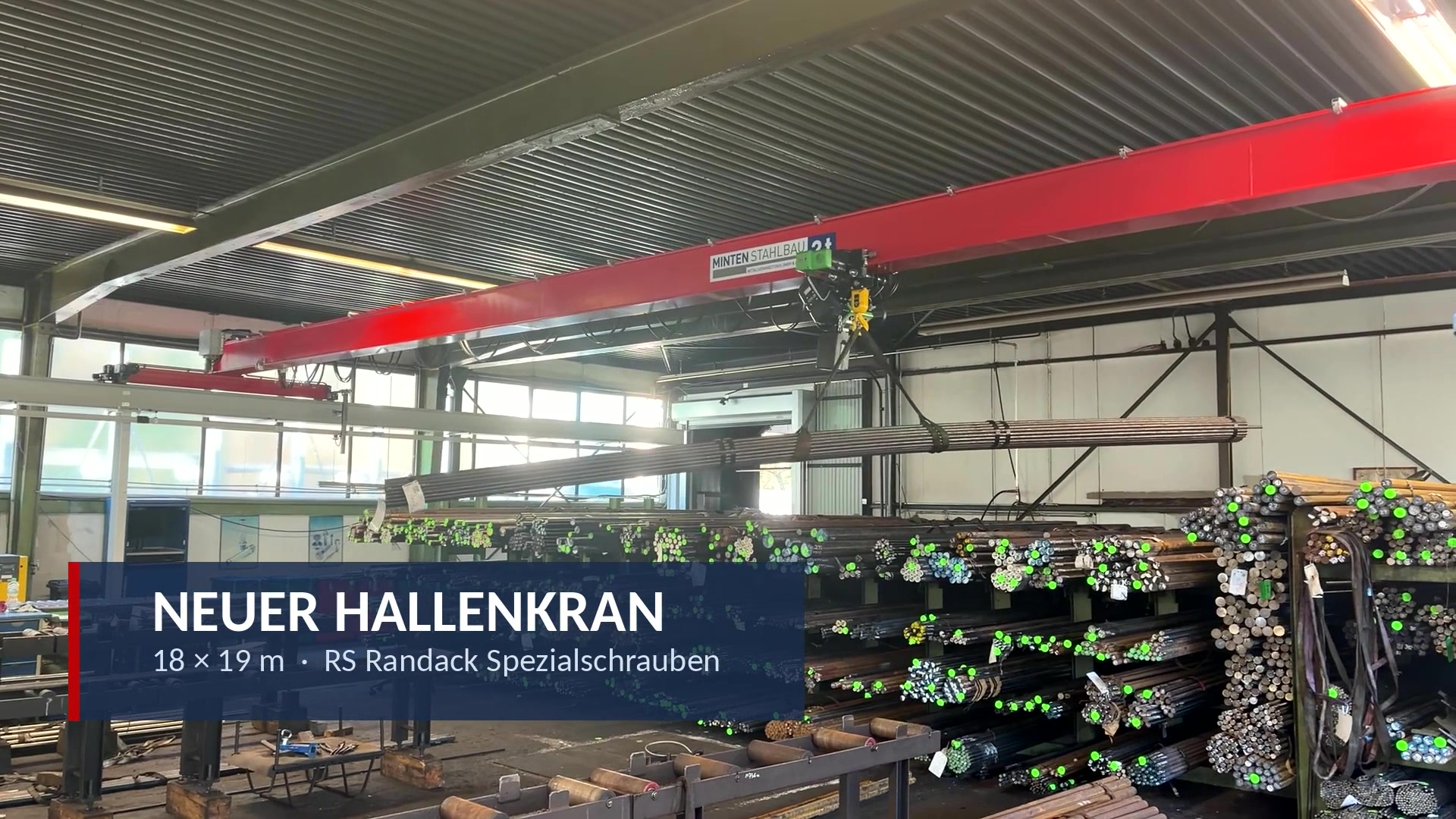 Neuer Hallenkran bei RS Randack Spezialschrauben, 18x19 m, rote Kranbrücke im Lager mit metallischen Stangen.