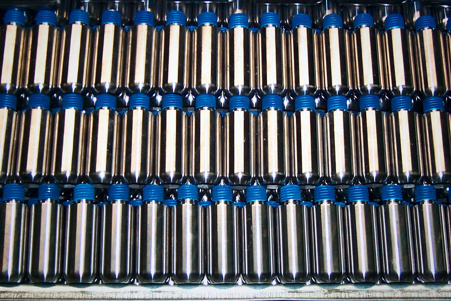 Blau beschichtete Bolzen in Reihen
