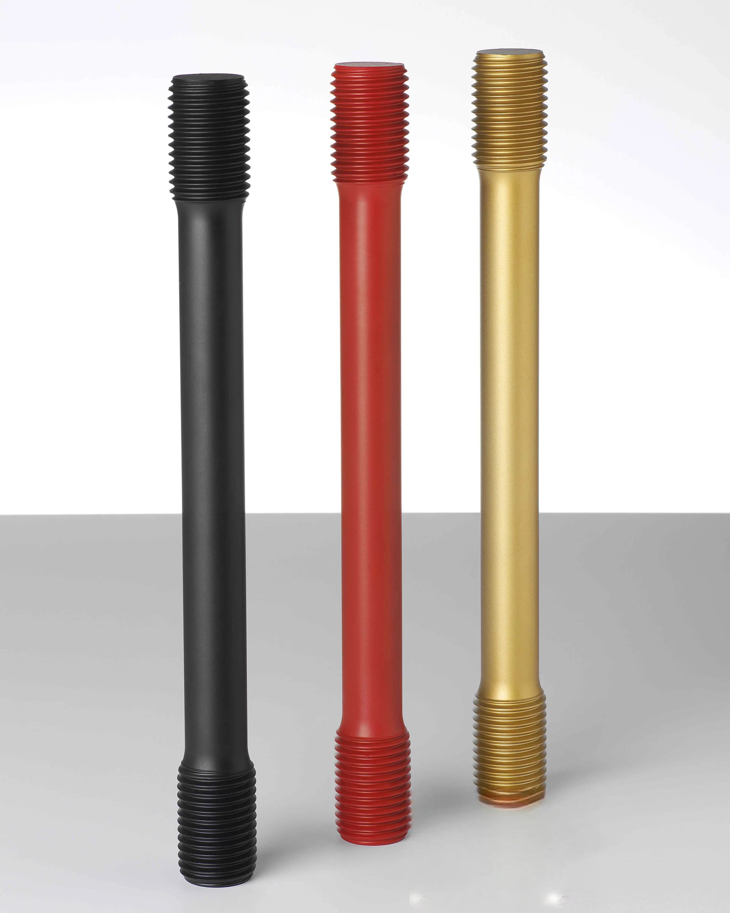 Dehnschrauben mit Beschichtung in Schwarz, Rot und Gold