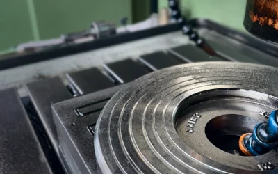 Die in the work tank of the EDM machine with flushing line Die in the work tank of the EDM machine with flushing line