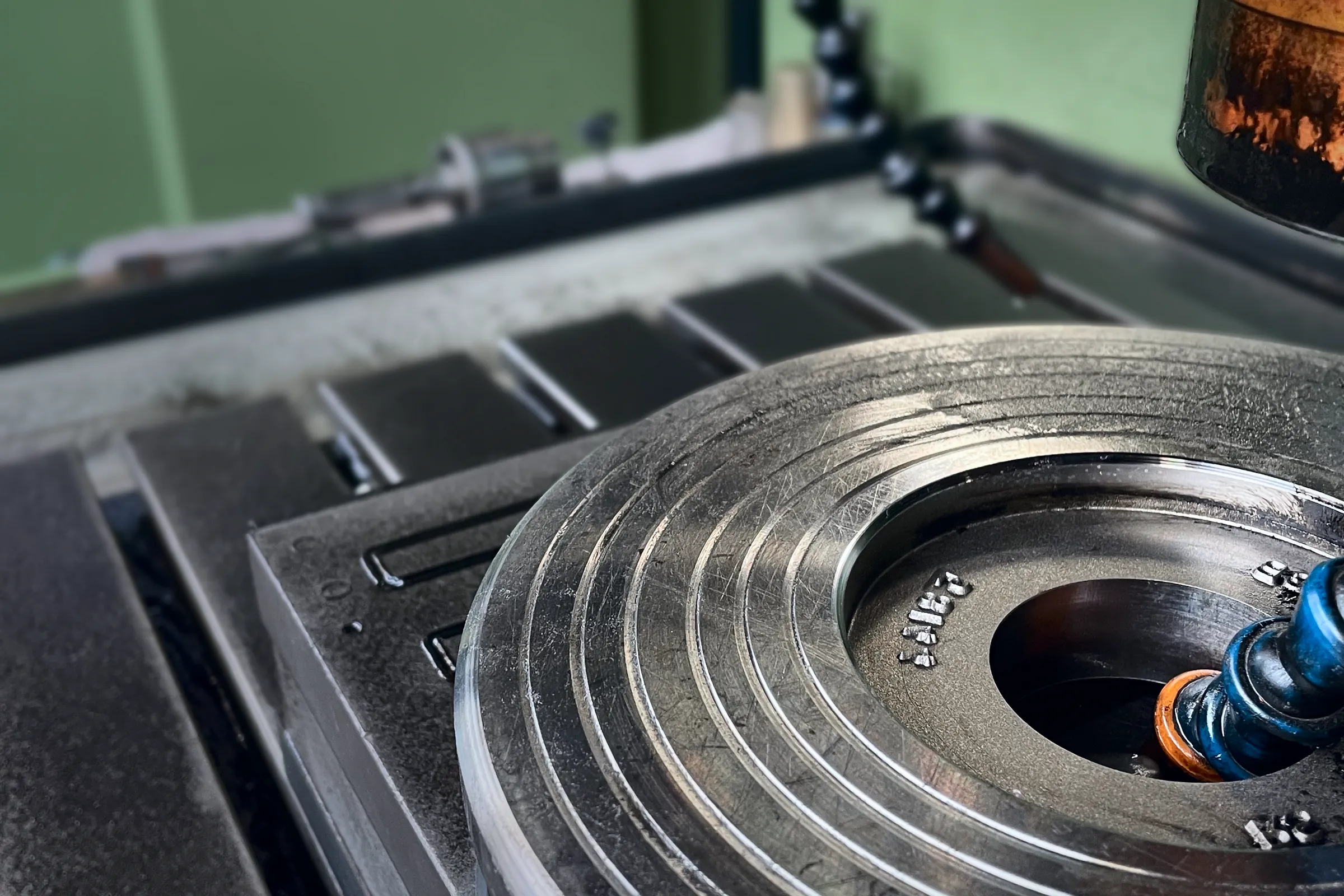 Die in the work tank of the EDM machine with flushing line