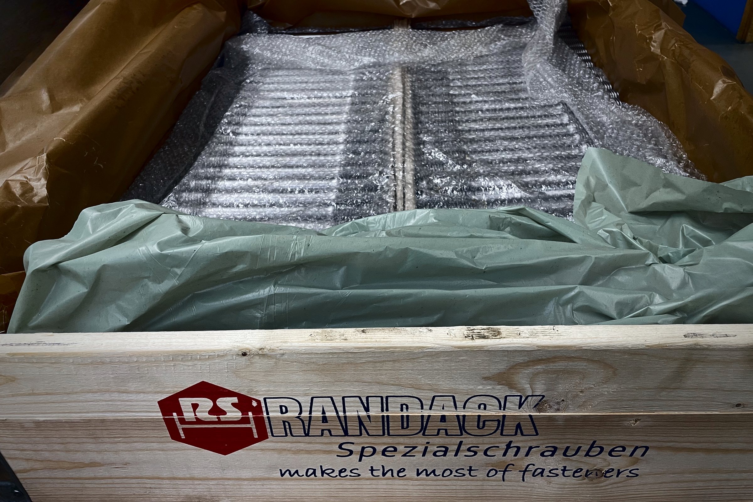 Offene Randack Kiste mit Folie und Luftpolster