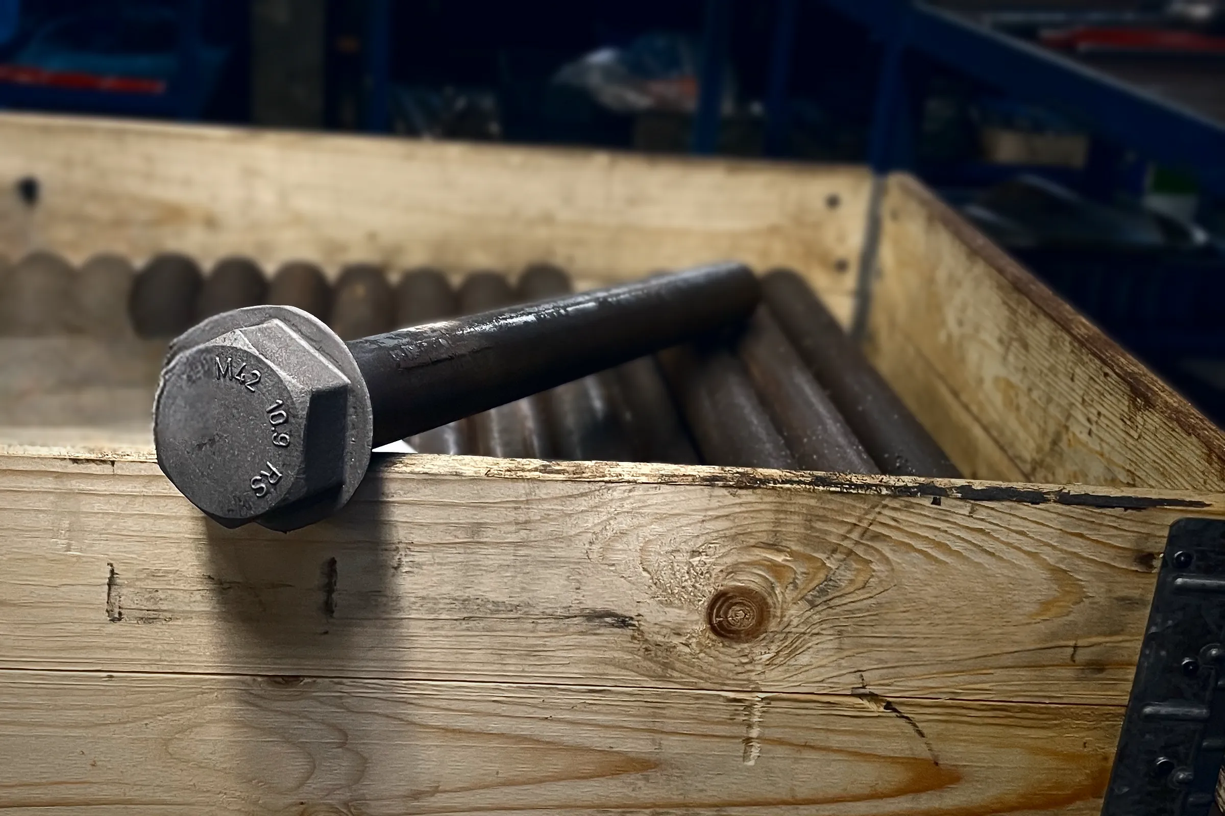 Holzkiste mit RS Randack Logo und großer Sechskantschraube Holzkiste mit RS Randack Logo und großer Sechskantschraube