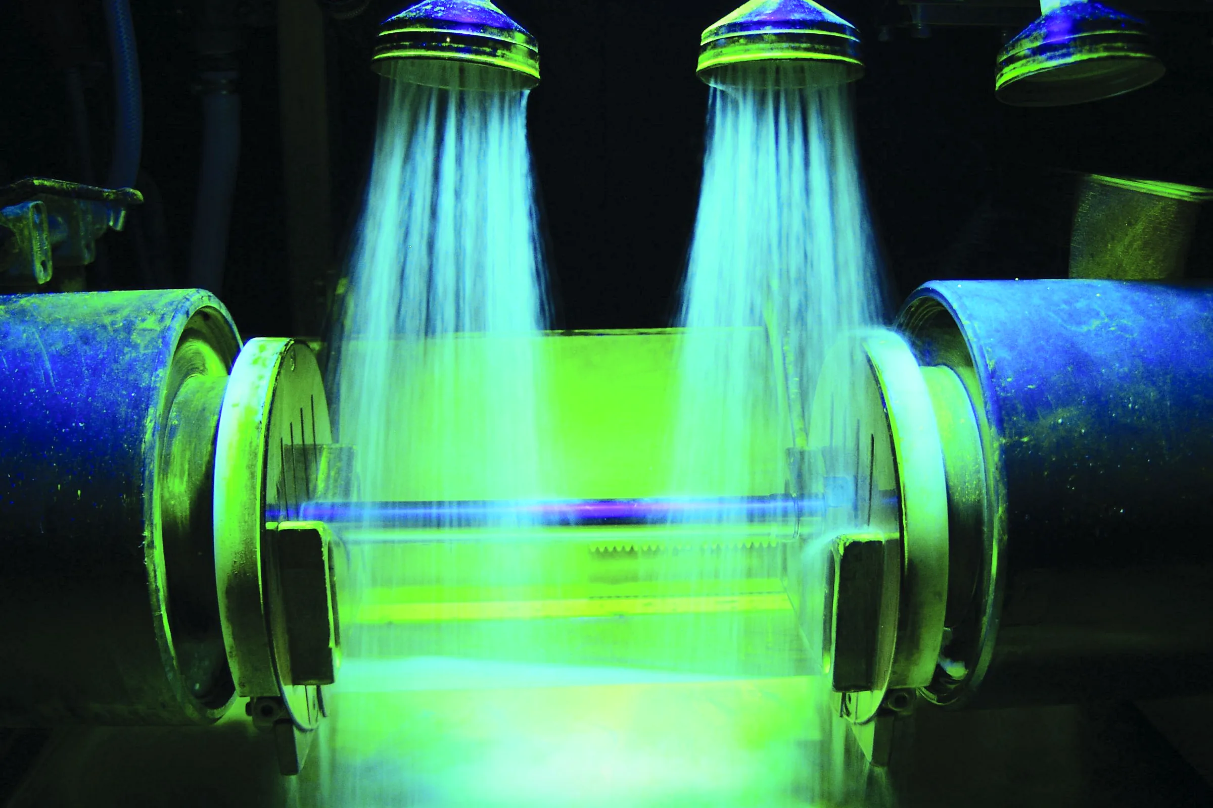 Magnetic particle testing under UV light on the test bench