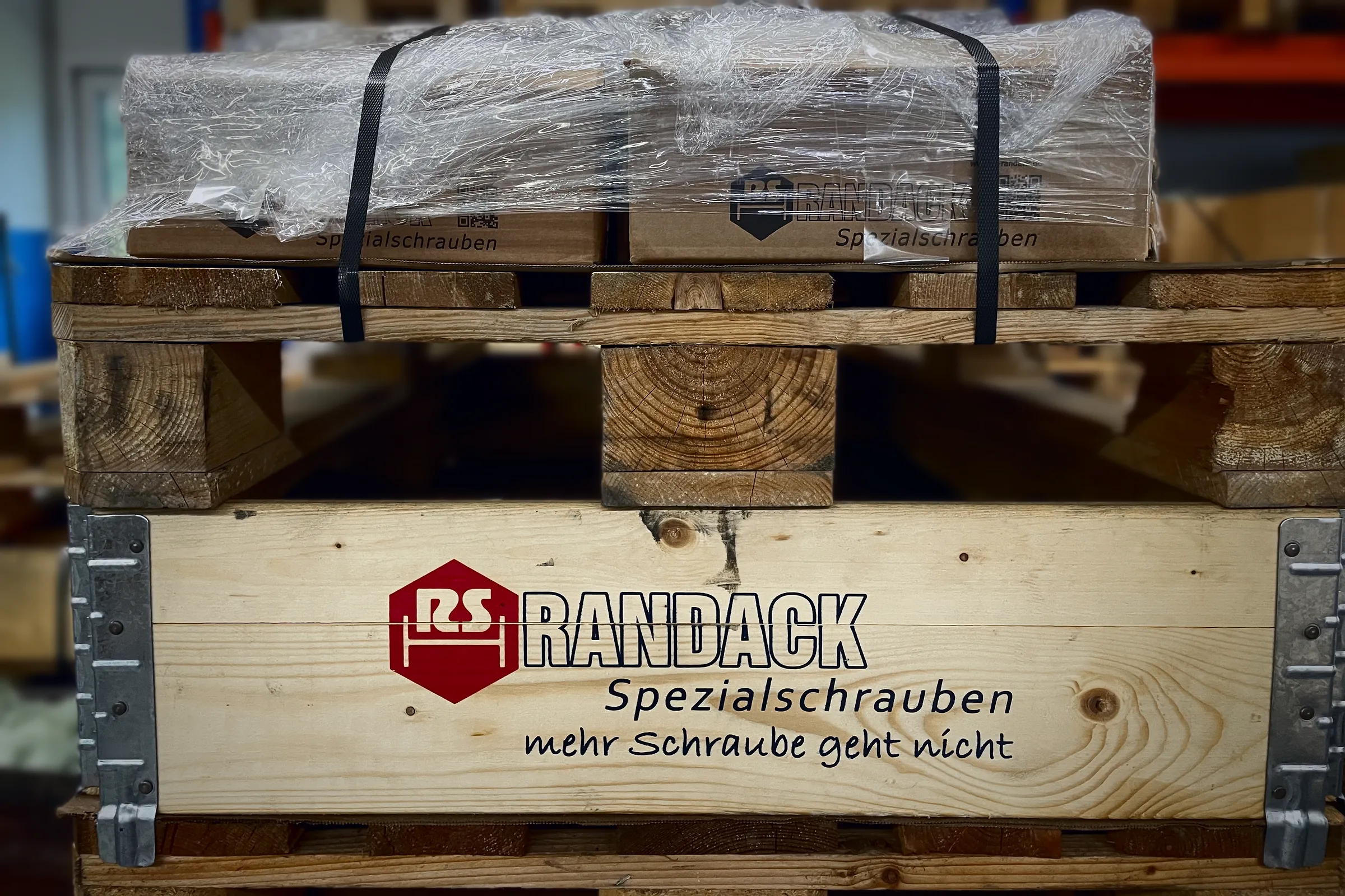 Verpackte Palette auf einer Randack Kiste