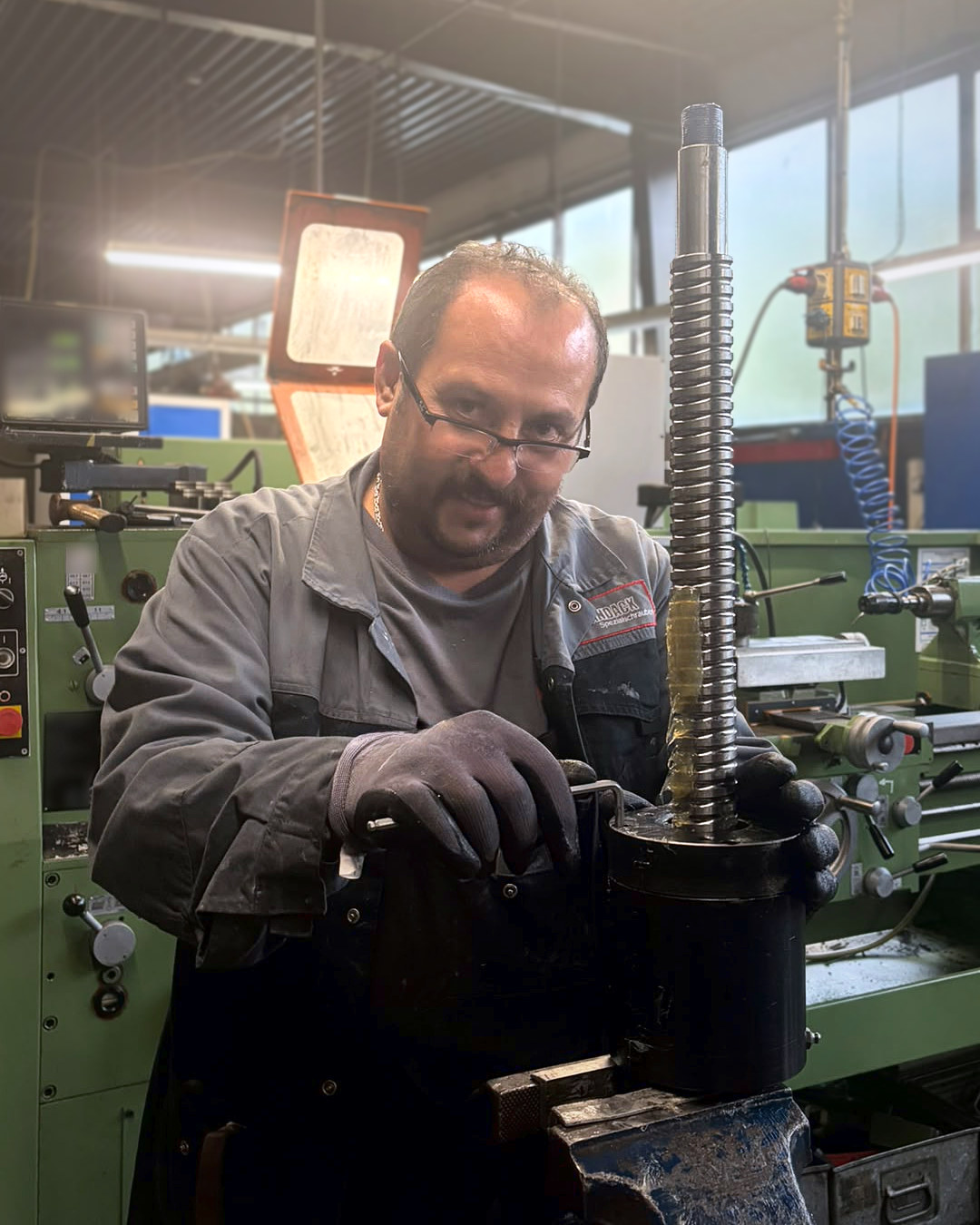 Mustafa Salih assembling a ball screw