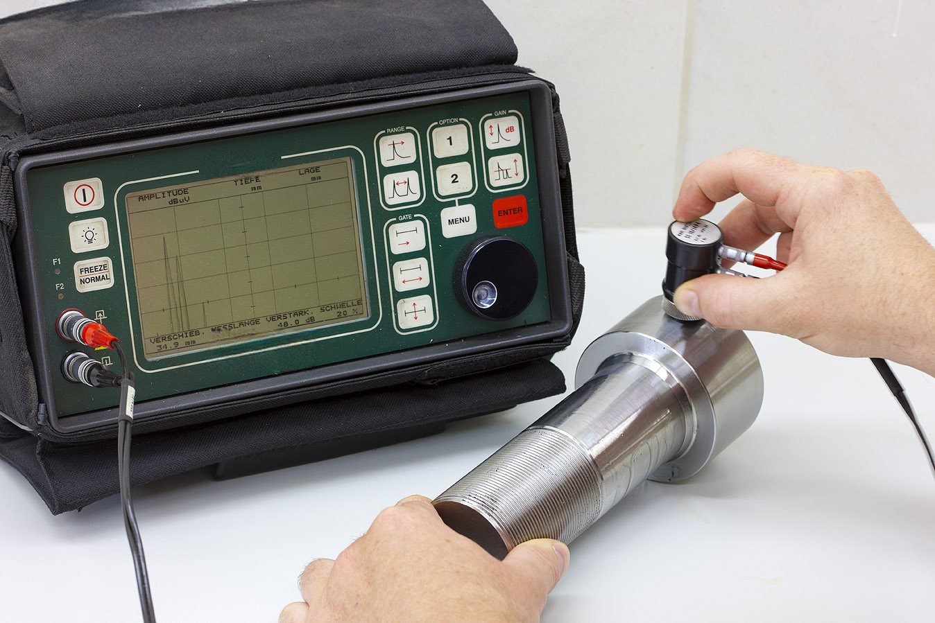 Ultraschallprüfung mit Prüfkopf am Werkstück