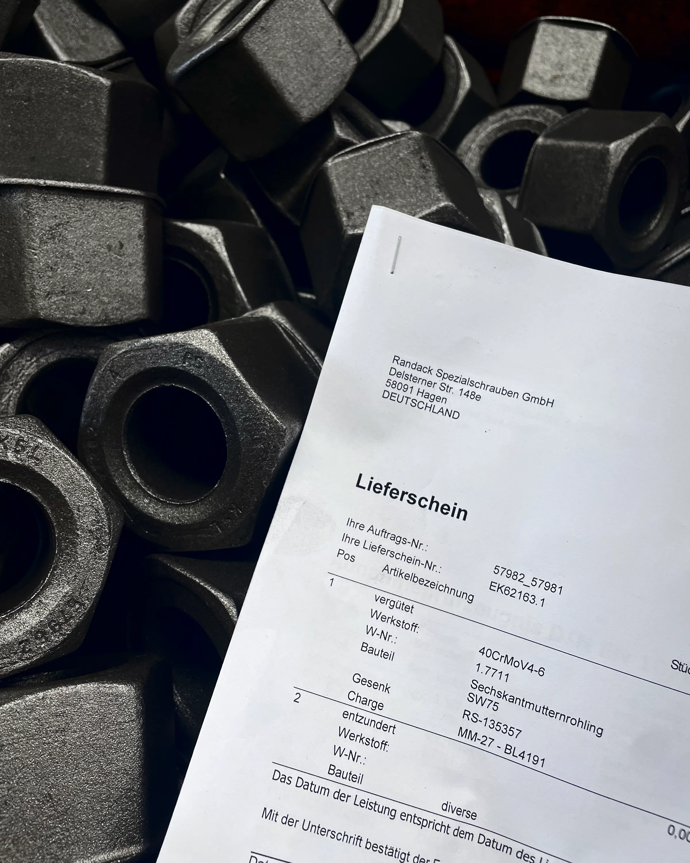 Vergütete Muttern in der Kiste mit Lieferschein der Wärmebehandlung